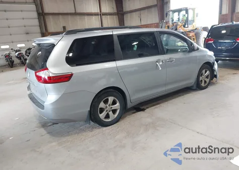 2017 Toyota Sienna Le 8 Passenger z USA, uszkodzony, nr VIN 5TDKZ3DC1HS872569